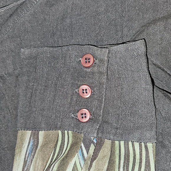 Unique Quality Button Up Top - Picture 10 of 14